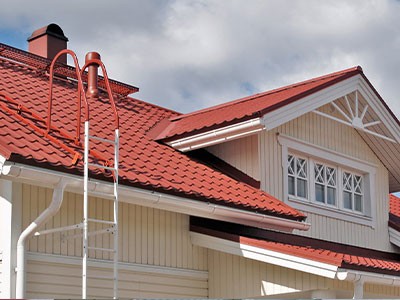 Установка снегозадержателей, перил, лестниц на крыше